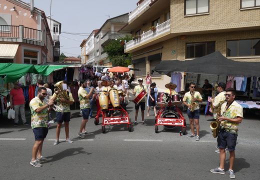 Veciños de Touro e visitantes reencontráronse hoxe na ‘Feira dos Emigrantes’, que se celebrou nas rúas de Fonte Díaz